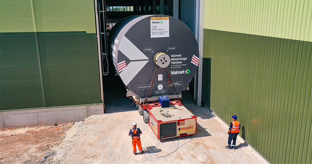 Yankee-Dryer-O4 6-axle SPMT loaded with 146Te Yankee dryer entering inside ICT UK Deeside facility
